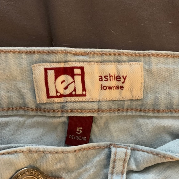 Short shorts - Picture 2 of 3